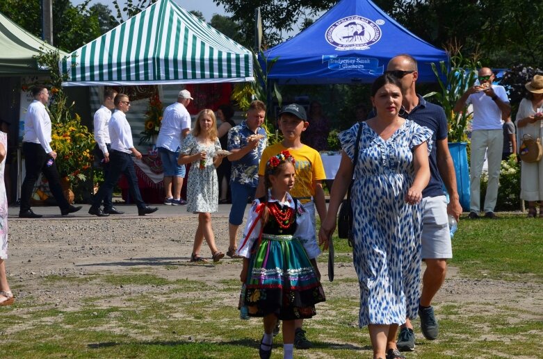  Tłumy na powiatowyh dożynkach w Godzianowie 