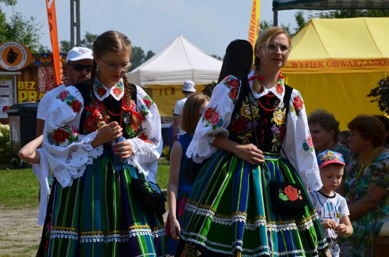  Tłumy na powiatowyh dożynkach w Godzianowie 