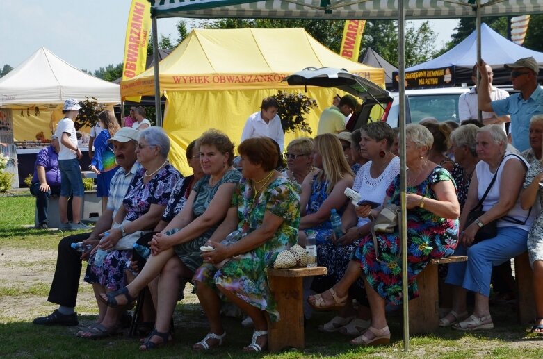  Tłumy na powiatowyh dożynkach w Godzianowie 