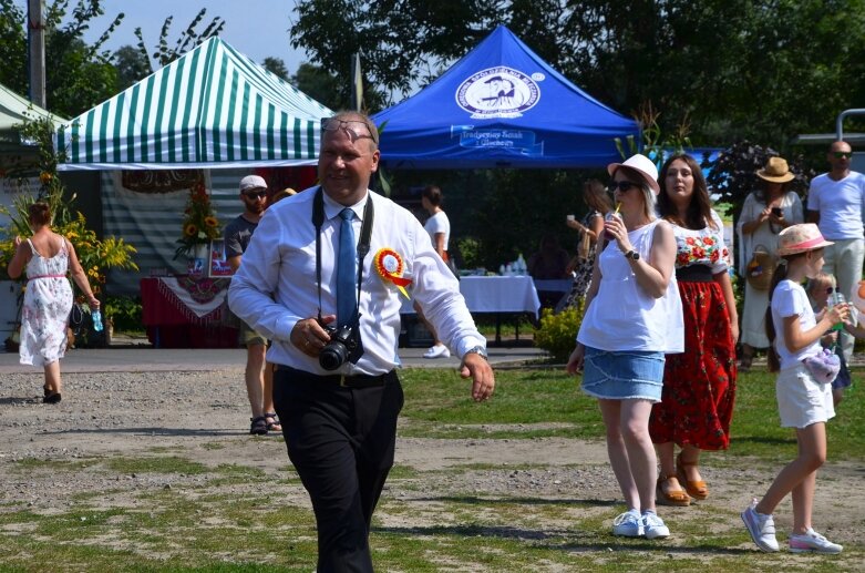  Tłumy na powiatowyh dożynkach w Godzianowie 