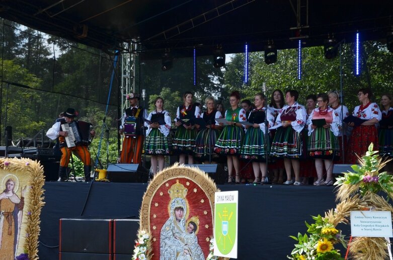  Tłumy na powiatowyh dożynkach w Godzianowie 