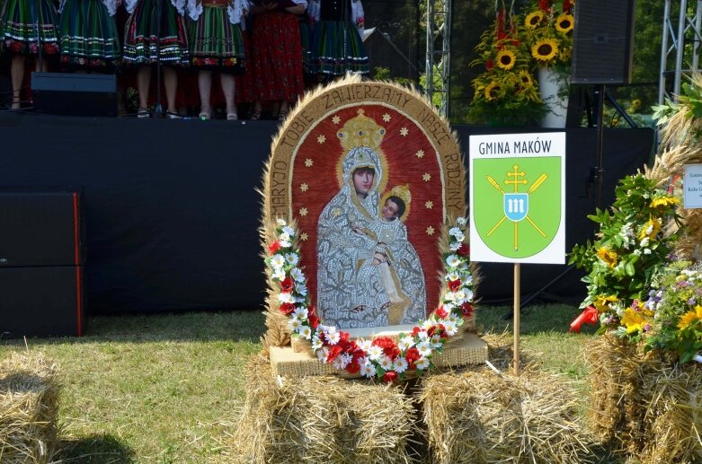  Tłumy na powiatowyh dożynkach w Godzianowie 