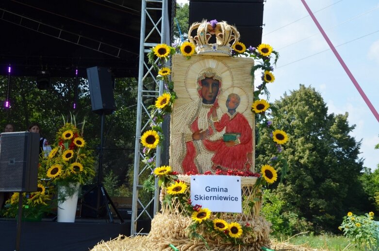  Tłumy na powiatowyh dożynkach w Godzianowie 