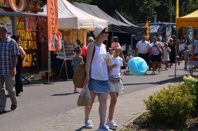  Tłumy na powiatowyh dożynkach w Godzianowie 