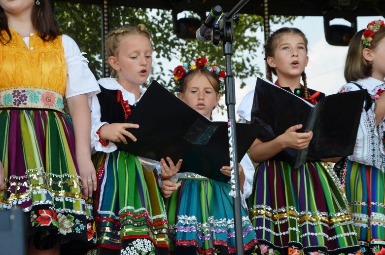  Tłumy na powiatowyh dożynkach w Godzianowie 