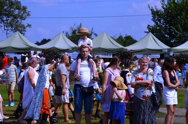  Tłumy na powiatowyh dożynkach w Godzianowie 