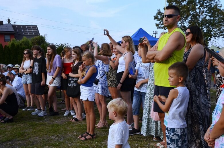  Tłumy na powiatowyh dożynkach w Godzianowie 