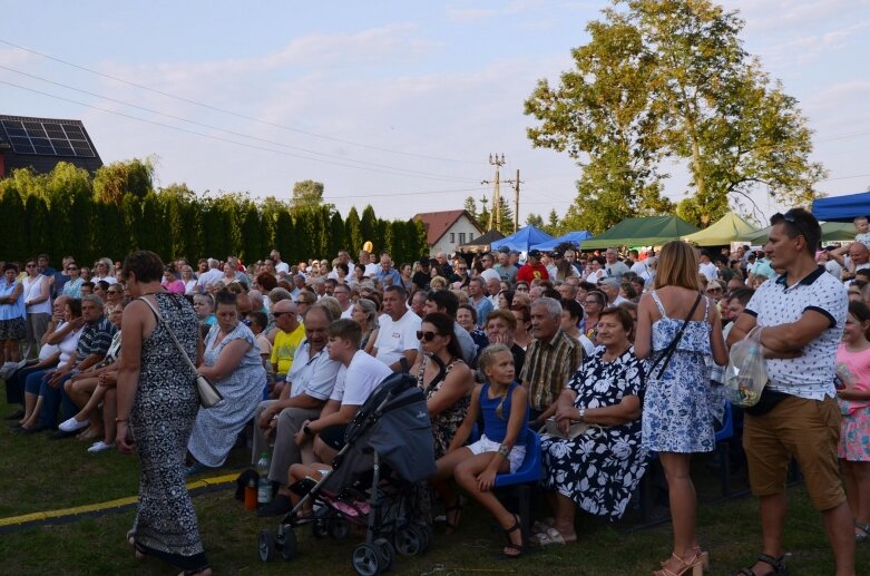  Tłumy na powiatowyh dożynkach w Godzianowie 