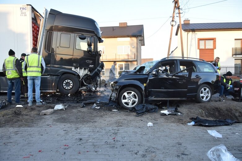  Tragiczny wypadek w Mokrej Prawej. Zginęły dwie osoby 