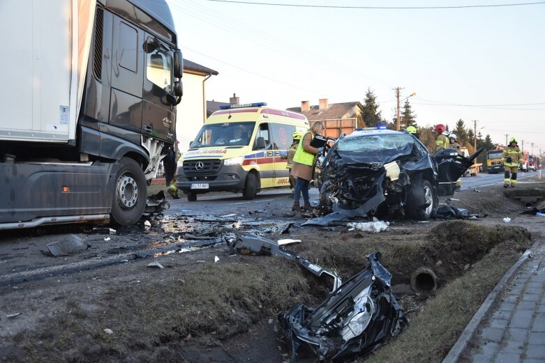  Tragiczny wypadek w Mokrej Prawej. Zginęły dwie osoby 