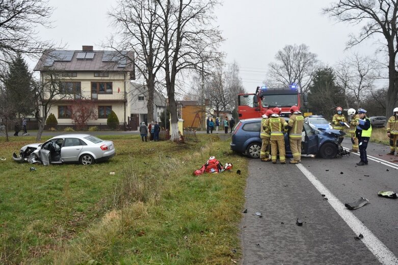  Trzy osoby przewiezione do szpitala 