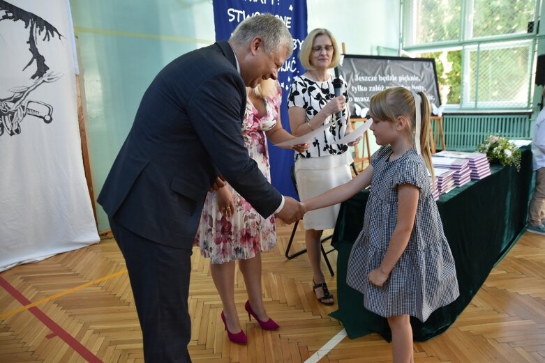  Uczniowie udali się na zasłużone wakacje 