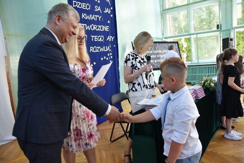  Uczniowie udali się na zasłużone wakacje 