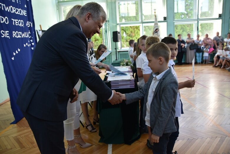  Uczniowie udali się na zasłużone wakacje 