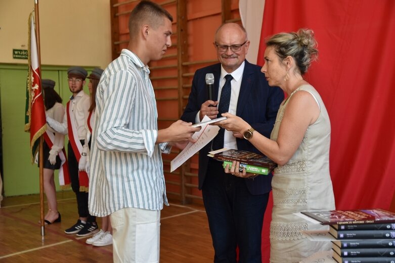  Uczniowie udali się na zasłużone wakacje 