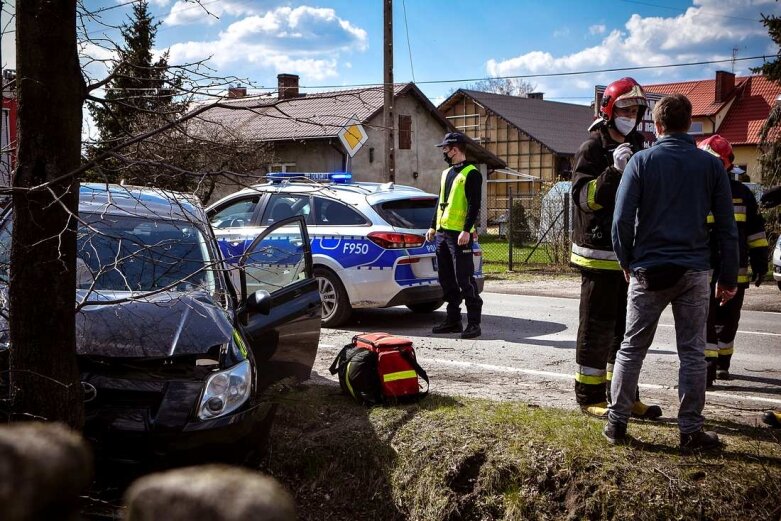  Uderzył w drzewo na ulicy Łódzkiej w Skierniewicach 