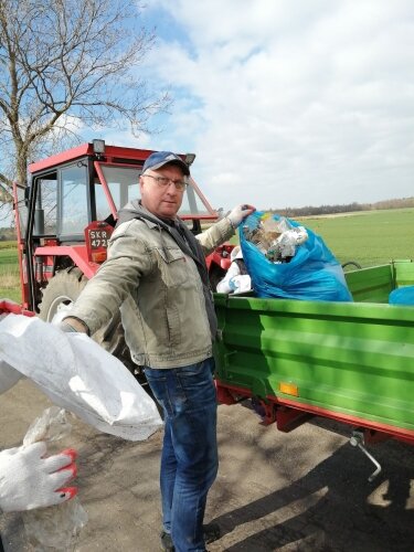  Ukraińcy pomogli w sprzątaniu Wilkowic         