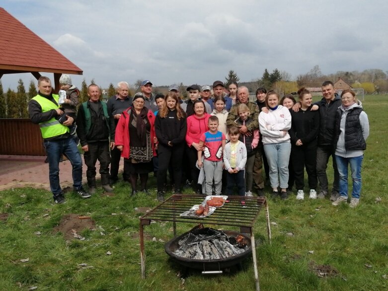  Ukraińcy pomogli w sprzątaniu Wilkowic         