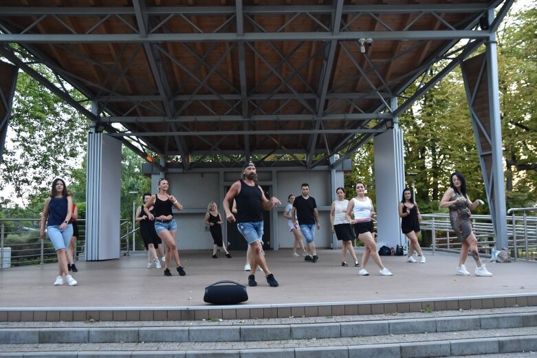  Walczą o kondycję, świetnie się bawią i cieszą tańcem 