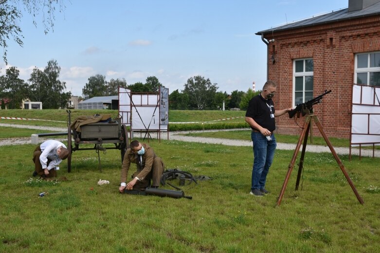  Walki powietrzne na niebie nad muzeum  