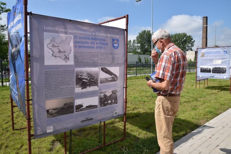  Walki powietrzne na niebie nad muzeum  