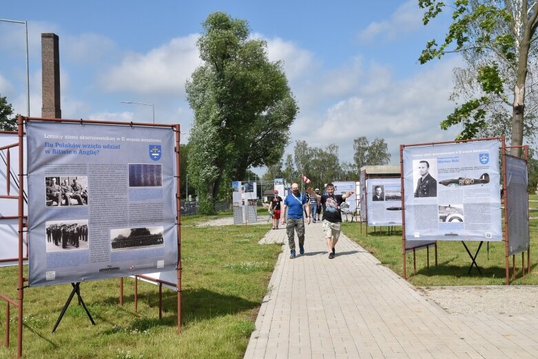  Walki powietrzne na niebie nad muzeum  