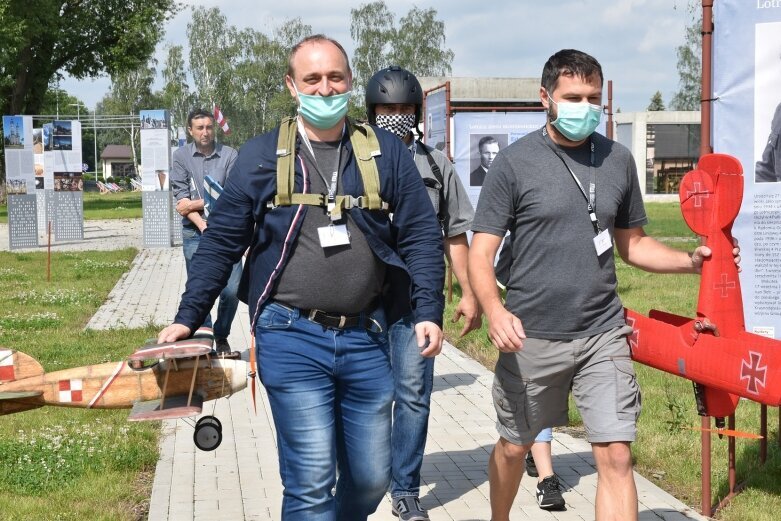  Walki powietrzne na niebie nad muzeum  