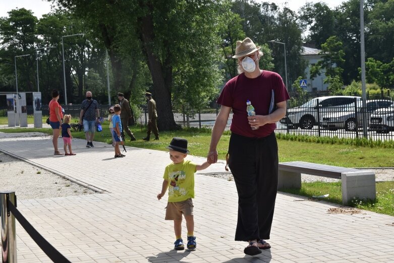  Walki powietrzne na niebie nad muzeum  