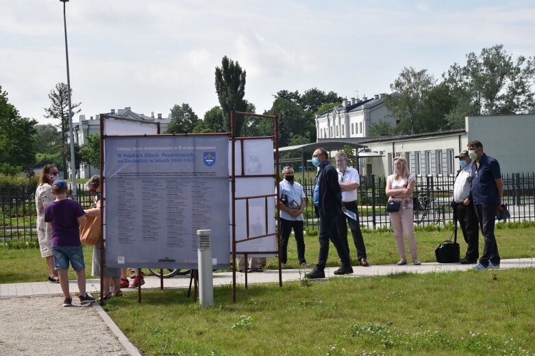  Walki powietrzne na niebie nad muzeum  