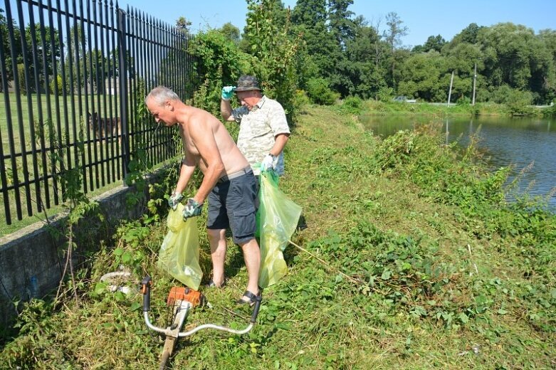  WęWędkarze sprzątali brzegi zbiornika w Korytowiedkarze sprzątali zbiornik w Korytowie 