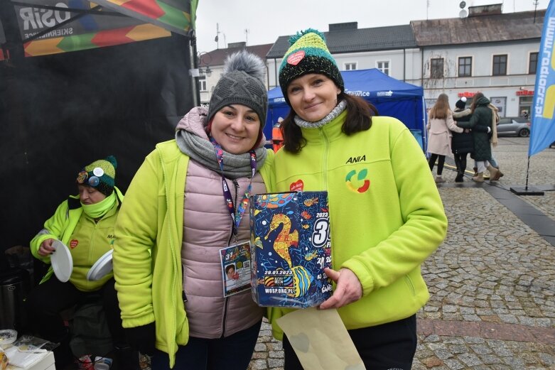  Wielka Orkiestra Świątecznej Pomocy gra na skierniewickim rynku 