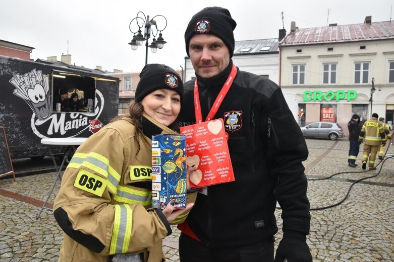  Wielka Orkiestra Świątecznej Pomocy gra na skierniewickim rynku 