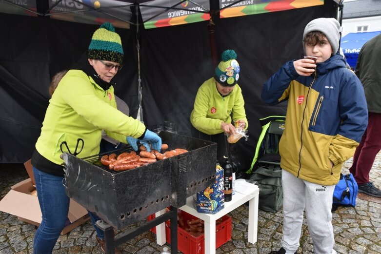  Wielka Orkiestra Świątecznej Pomocy gra na skierniewickim rynku 