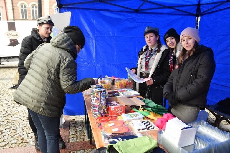  Wielka Orkiestra Świątecznej Pomocy gra na skierniewickim rynku 