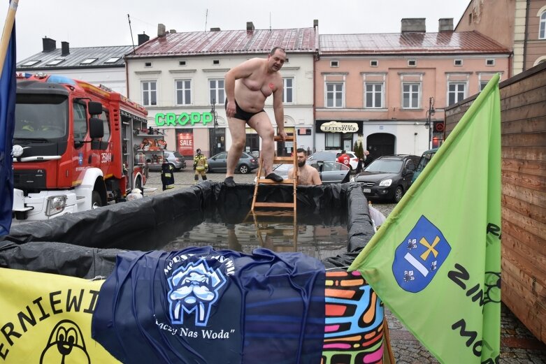  Wielka Orkiestra Świątecznej Pomocy gra na skierniewickim rynku 