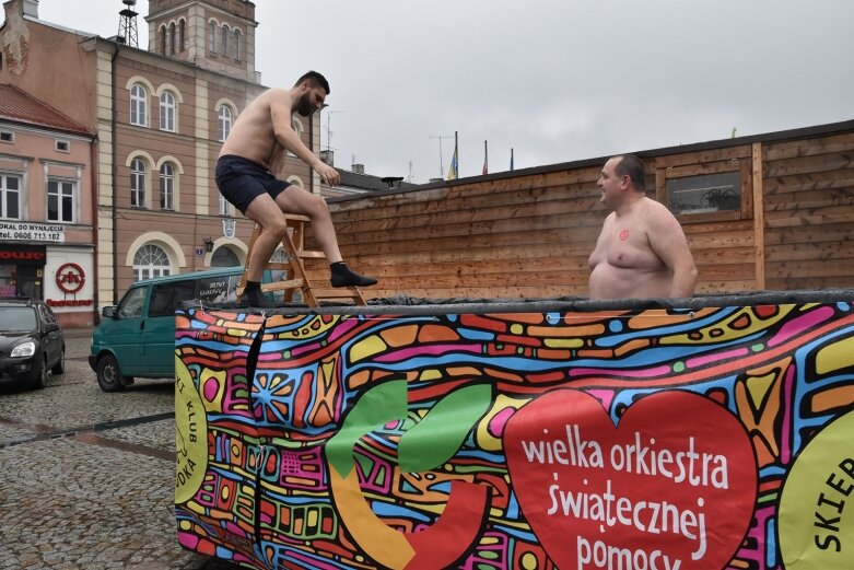  Wielka Orkiestra Świątecznej Pomocy gra na skierniewickim rynku 