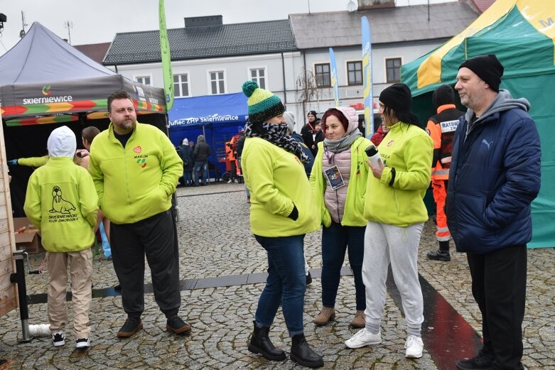  Wielka Orkiestra Świątecznej Pomocy gra na skierniewickim rynku 