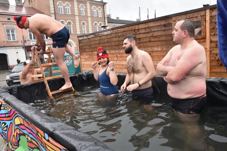  Wielka Orkiestra Świątecznej Pomocy gra na skierniewickim rynku 