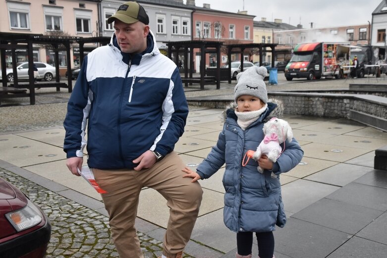  Wielka Orkiestra Świątecznej Pomocy gra na skierniewickim rynku 