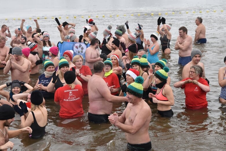  Wszystkie ręce na pokład. Znów morsowali dla Agaty 