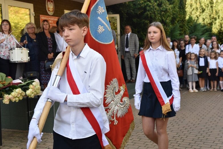  Wybrzmiał pierwszy dzwonek. Uczniowie powrócili do szkolnych obowiązków 