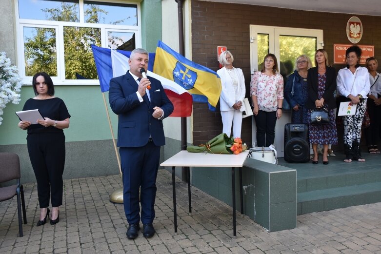  Wybrzmiał pierwszy dzwonek. Uczniowie powrócili do szkolnych obowiązków 