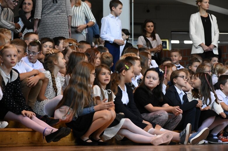  Wybrzmiał pierwszy dzwonek. Uczniowie powrócili do szkolnych obowiązków 