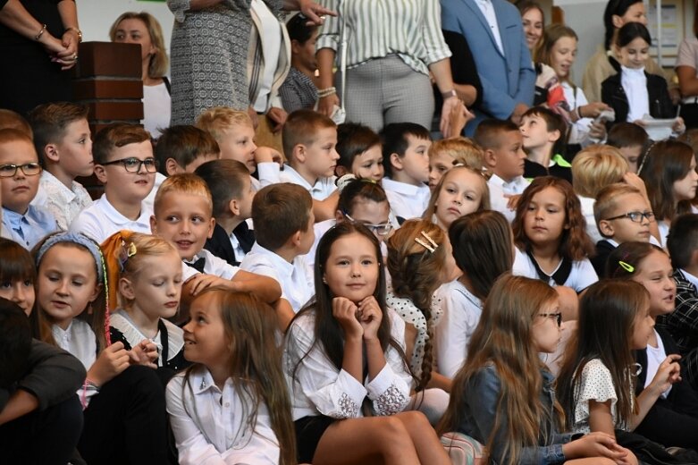  Wybrzmiał pierwszy dzwonek. Uczniowie powrócili do szkolnych obowiązków 