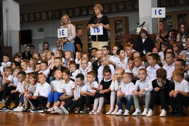  Wybrzmiał pierwszy dzwonek. Uczniowie powrócili do szkolnych obowiązków 