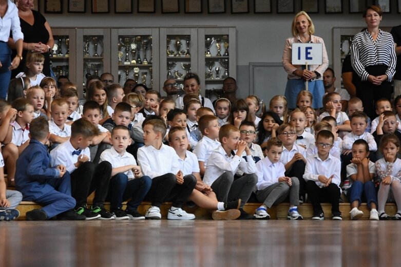  Wybrzmiał pierwszy dzwonek. Uczniowie powrócili do szkolnych obowiązków 