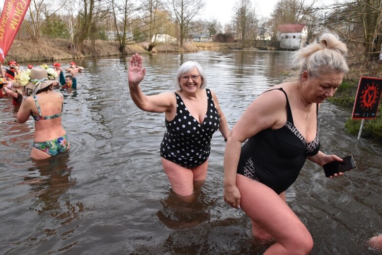  Wykąpali się w zimnej Rawce i pomogli Filipkowi 