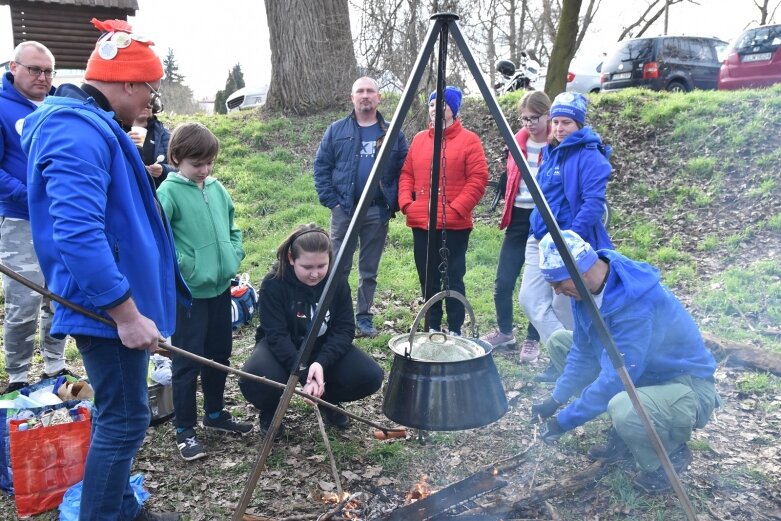  Wykąpali się w zimnej Rawce i pomogli Filipkowi 