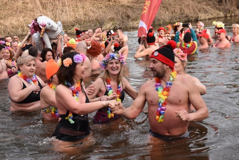  Wykąpali się w zimnej Rawce i pomogli Filipkowi 