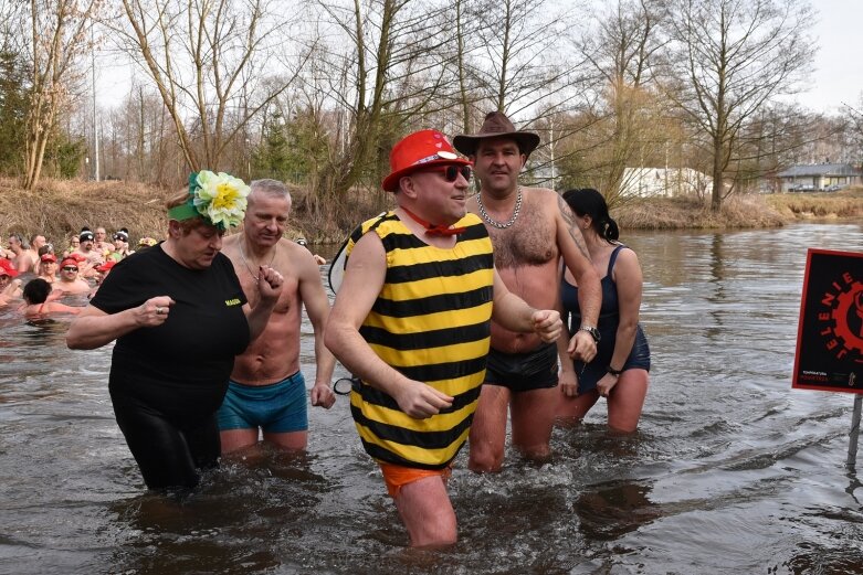  Wykąpali się w zimnej Rawce i pomogli Filipkowi 